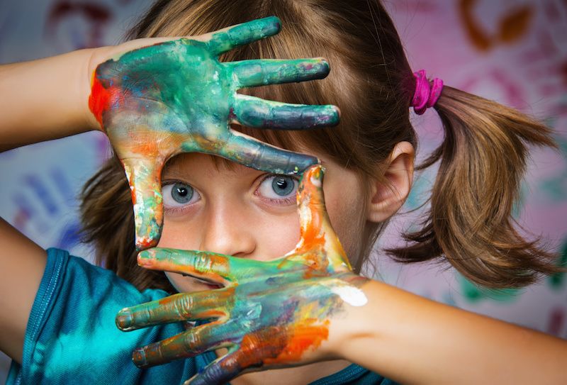 La sensibilidad y el cultivo del arte son primordial en los niños. Y no me refiero a la famosa materia de manualidades o actividades en los colegios tradicionales. Me refiero a aulas de arte en dónde los niños experimentan con barro, con pintura, con la plástica, con la escultura, desarrollan su sensibilidad y un nivel de criterio y discernimiento que ninguna otra materia proporciona. Es increíble que aun existan padres que crean que el arte es un pasatiempo o una perdida de tiempo, estigmatizándolos de raros.